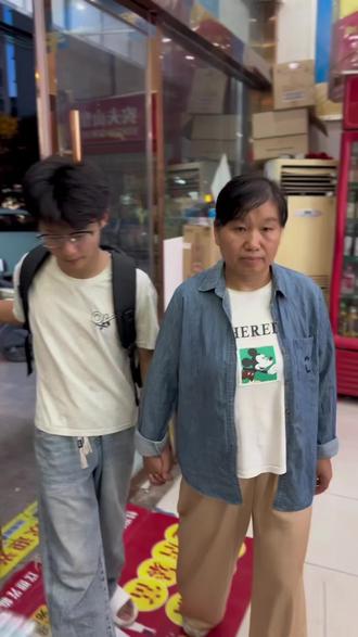 父亲应该出学费吧?#正能量视频 #段子来源于生活 。