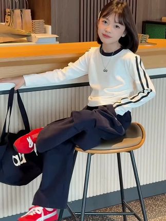 哇,女儿秋天穿的这套衣服洋气又舒适,现在还送包包哦,宝妈们放心冲吧!#女童秋季穿搭攻略 #女童套装 #女童套装 #生女儿就要这样穿