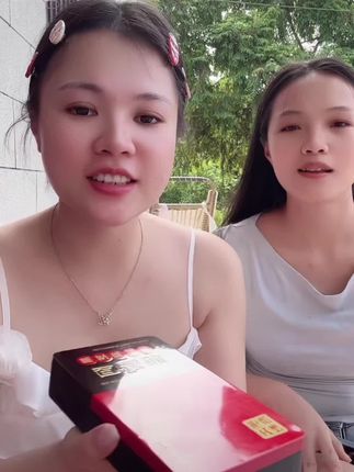 姐妹们,这个阿胶糕真的太好吃了!它是传统手工制作的,吃起来软糯香甜,而且营养很丰富,平时上班的时候也可以把它当做小零食来吃,非常方便!#阿胶糕 #女生必备 #口感非常好 #软糯香甜 #纯手工