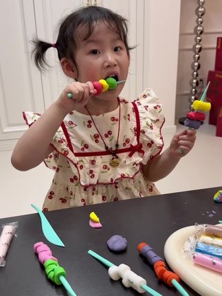 每次给孩子玩彩泥都要在旁边看着担心他误食,偶然发现了这款彩糖泥玩具,国家食品安全认证的,放心给孩子玩,再也不担心孩子误食啦#干其糖彩糖泥套装#可以吃的彩泥#能吃的橡皮泥#孩也能吃的彩泥糖#食开彩泥