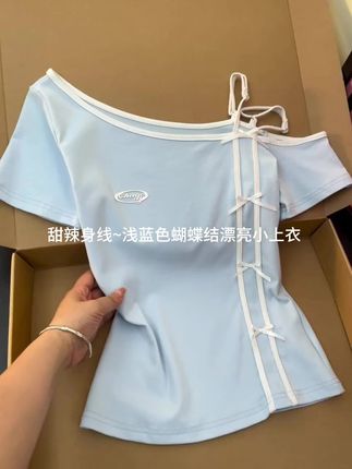 绝美浅蓝色蝴蝶结小上衣来袭 展示浅蓝色蝴蝶结小上衣,别致设计,尽显甜辣风格,别错过!#斜肩上衣 #好物分享🔥 #出行好物推荐 #遮肉显瘦 #夏季新款 YC441