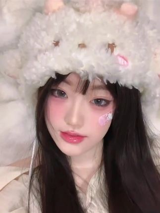 塌鼻梁、鼻头大的姐妹看过来,就是这个肤蜡垫鼻子!它是比较湿润的质地,可以根据鼻型捏出形状#鼻子 #假鼻子 #美妆 #高鼻梁