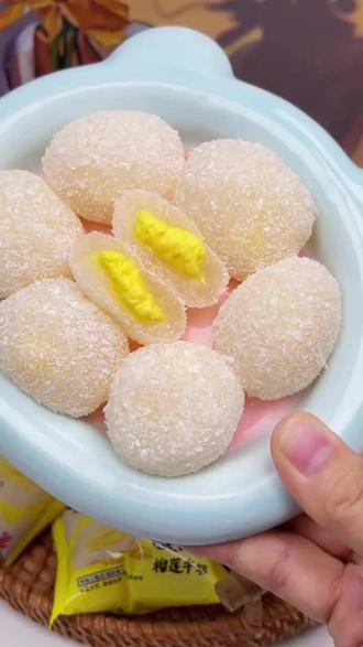我本来也没想买这个榴莲泡芙爆浆媚娘,但是它真的太好吃了!打开袋子就能闻到浓浓的榴莲香味,吃起来就像冰淇淋一样,入口即化,软糯香甜,让人忍不住一口接一口。 #小零食 #榴莲 #糯米糍 #开学零食已备好 #追剧小零食