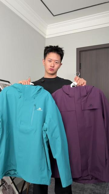 拓路者朱雀和青鸟,都是三合一冲锋衣该选哪个❓❓
哈咯朋友们 拓路者的朱雀和青鸟都是499的三合一冲锋衣
两款的面料都是40D的2L两层面料 摇粒绒内胆也都是300g
防水指数透湿指数都是差不多的 主要的区别还是外观上
青鸟在手臂上是多了一个魔术贴的徽章
朱雀在正面有着假口袋设计 并且帽子也是可拆卸设计
我身高是180体重是150两款都是XL码宽松一点
建议按照自己平常码数来购买就行
而且两款在得物上都有好几种颜色可以选择
#拓路者冲锋衣 #拓路者朱雀 #拓路者青鸟 #拓路者三合一冲锋衣 #冲锋衣推荐