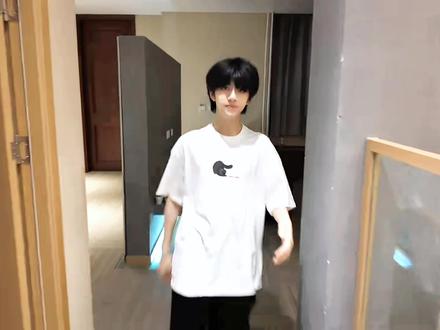 突围Ep1小函瑞特别可爱穿的这套有小兔子图案的衣服很美萌啊,可能中考完还没有完全放松比较粘哥哥(提到致歉)很可爱的两个小朋友!!!#张函瑞 #张函瑞进行曲