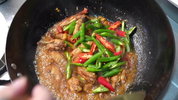 香辣鸡翅,地道湘味!香辣入味,赶快做起来,真滴巨好吃! 香辣鸡翅,湘菜口味!香辣酱汁裹满每一寸鸡翅,外焦里嫩、辣而不燥,越啃越香!食材简单,好吃好做,赶快做起来,真滴巨好吃!
#香辣鸡翅 #鸡翅做法 #湘菜 #家常菜 #美食教程