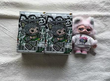 人生的第一个盲盒!直接抽到王一博!谁懂啊!!! 最后一次补货!赶上末班车了,555。
粉色因为很喜欢所以直接买了指定款。#王一博 #小嗷