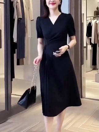 #时尚气质穿搭 #优雅气质收腰连衣裙👗 #气质优雅穿搭 #穿出自己的风格时尚感 #谁穿谁好看又洋气又显瘦 @DOU+小助手 @DOU+上热门