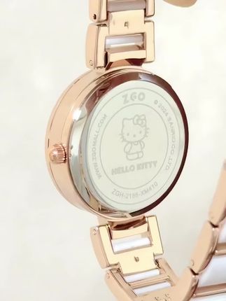 哦莫!是谁家手表背后都有hello Kitty呀~ 就是hello Kitty家的这一款三丽鸥kitty手表呀,精致白贝母表盘上还有一个可可爱爱的kitty图案,甚至连表背都有Kitty!,戴起来感觉整个人就是干干净净的,不敢想象春日搭配小裙子会有多好看,越戴越喜欢! #腕表分享 #手表推荐 #hellokitty #最别致的配饰 #百搭配饰