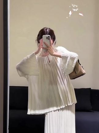 一眼就爱了…… #秋天穿出红人琥珀流光风高级感 #普通人不化妆也能穿出氛围感 #秋冬万能配色公式 #流光机能风穿搭太有生命力了 #秋天变时髦就从韩系穿搭开始