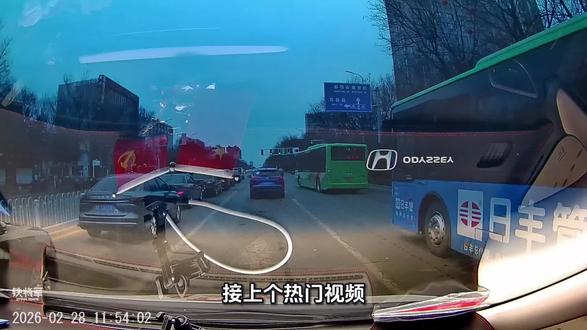 接上个热门视频,在同一个红绿灯,这次是北向南方向,又一辆公交车明目张胆地闯红灯而过。更让人揪心的是,监控画面里能看到司机在路口明显踩了刹车,迟疑了3秒,但最终还是选择踩下油门闯了过去——这已经不是单纯的“没看见”,而是在“闯与不闯”之间经过了思考,却依然选择了违法。究竟是所谓的“公交特权”,还是部分司机已经习惯了这种危险操作?如果是偶然,或许可以归为疏忽,但同一路口反复出现,显然暴露出更深层次的问题:部分驾驶员将“多拉快跑”的运营压力凌驾于交通法规之上,甚至明知故犯。然而,红灯面前人人平等,公交车的“特权”应体现在服务与礼让上,绝不是漠视安全的闯灯借口。更令人担忧的是,这种“习惯性违法”正把城市文明的窗口变成安全隐患的温床。@相关部门,是时候出手管管了!
@朔州交警 @朔州公交
#热门 #交通安全 #文明公交 #城市秩序交通整治