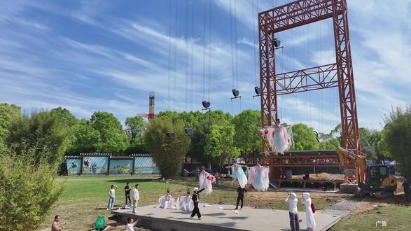 皋陶文创园焕新登场,武侠奇幻城以16大主题解锁新潮玩法,全天演艺场次密集,婚俗展演、花船演绎尽显东方美学,非遗技艺与魔术表演跨界融合,游乐设施不限次体验,预售特惠上线,速来预约打卡。 #武侠奇幻城 #春节去哪玩 #六安 #六安武侠奇幻城 #春节出游计划