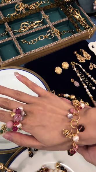 欧洲黄金城 这里可是全球黄金工艺的天花板——伊特鲁里亚文明传承千年的熔铸、珠粒纹、织纹雕金技法,至今还在老工匠手里延续 。
每一条费加罗链、每一枚古法金饰,都是手工锤纹+精密编织的双重匠心,双环互扣不夹发、久戴不变形,自带意大利金饰的高级质感。 #意大利 #首饰 #金饰 #金都 #欧洲首饰