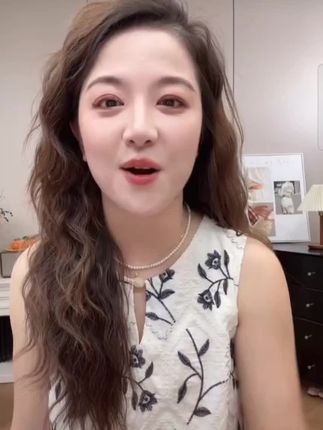 小个子的夏日梦幻,短款连衣裙的灵动之美 #小个子连衣裙 #夏日短款裙装 #灵动连衣裙穿搭 #小个子时尚新风尚 #短款裙的独特魅力