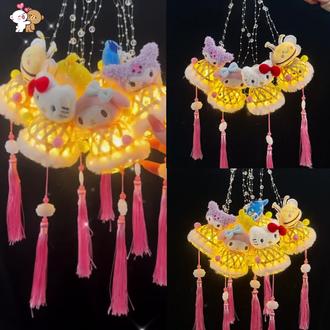 #节庆用品 #中秋灯笼 #毛绒公仔灯笼 #竹编手提灯 #元宵发光花灯
可爱毛绒造型,竹编手提,中秋元宵节日氛围感拉满。