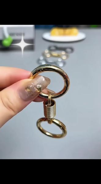 设计这个钥匙扣的人肯定很懂生活,以前这种换取钥匙麻烦还扣的手疼,他这个就方便多了。#钥匙扣 #弹簧双圈钥匙扣##便携美观钥匙扣# 优雅款钥匙圈#精致耐用钥匙圈