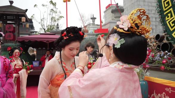 长沙铜官窑花朝游园节直接把盛唐美学拉满。千人汉服同游,古建衬着花海,随手一拍都是刷屏级大片。日看繁花阶梯、绢花瀑布,夜赏火艺与烟花秀,沉浸式 NPC 全程互动,#在长沙唐风游园太夯了#我在盛唐当NPC#千人汉服上班太燃了