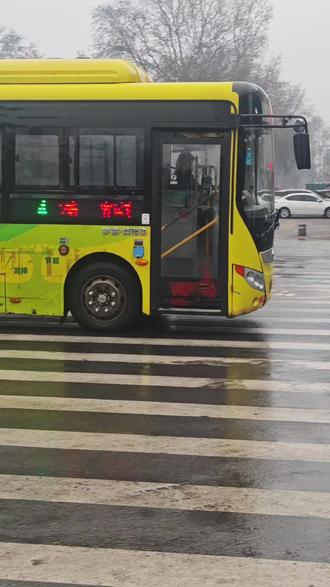 "普遍赔钱"是三四线城市公交行业的现实底色 "普遍赔钱"是三四线城市公交行业的现实底色。这主要是因为:客流量断崖式下滑,空载率居高不下;票价与成本严重倒挂,补贴不到位;运力投放与市民需求错位、内部机制僵化。当然,这也是因为,公交具有极强的公益性,票价受政府管制,普遍在1-3元之间。然而,人工、能源、保险、维修等成本却随着市场水涨船高,形成了巨大的"剪刀差"。
而对开封来说,则可以用开封文旅火了,开封公交活了来概括。2026年春节假日期间,开封城市公交累计客运量达 225.3万人次,同比大幅增长 62.3%。同时,还开通乐游专线,覆盖老城区15平方公里,串联热门景区与夜市,主打“招手即停、可网约”模式,票价3元,日均服务超500人次,成为热门选择。
所以,三四线城市公交的出路,不是和私家车、网约车在主干道上硬碰硬,而是像毛细血管一样渗透到物流末端、社区周边、文旅末梢、产业配套中去。开封的启示在于:把“公益底色”做扎实,把“市场运营”做灵活,在夹缝中重构自己的生存逻辑。#公交车 #三四线城市 #开封旅游