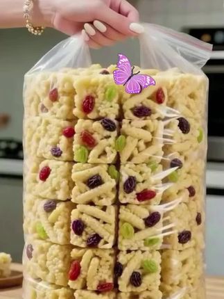 谁懂啊!一口就被拿捏!这才是葡萄干沙琪玛的真·天花板! 糕体蓬松得像刚出炉的云朵,指尖刚碰到就簌簌掉渣,连每道酥松纹理里都嵌满了饱满的葡萄干——不是零星点缀,是每咬一口都能嚼到果肉的清甜。入口先被淡淡的奶香裹住,接着葡萄干的甜混着酥脆感在舌尖慢慢化开,完全不粘牙,甜度也刚好多一分腻、少一分淡,清爽得让人想连吃三块。 追剧时窝在沙发里抓一块,咔嚓一声脆响,酥香直钻鼻腔,零食控根本没辙,手里的遥控器都要被它抢了风头! #好吃到停不下来 #零食推荐 #强烈推荐 #葡萄干沙琪玛天花板 #追剧零嘴封神