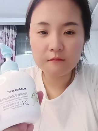 手是女人的第二张脸,一年四季都要涂护手霜,这个栀子花沁润护手霜我用了很久了,它不仅滋润保湿,而且还不粘腻、易吸收,小小一支放在包里也很方便。它的味道特别好闻,就像刚摘下来的栀子花一样,闻起来清香扑鼻,喜欢的朋友赶紧下单吧!#护手霜 #好物推荐🔥