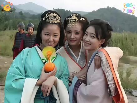 谁也没想到 14 年后再看美人心计主演现状,如今差距这么大。第一位林心如,在剧中饰演女主窦漪房,曾是无数人心中的荧幕女神,嫁给古装男神霍建华后,半退隐居到幕后。然而最近的一次采访中,脸部肿胀,苹果肌突出,笑容略显僵硬,皱纹明显,被部分网友形容馒化,撞脸中年版杨紫,终究是辜负了时光。第二位#王丽坤 ,她在剧中一人分饰三角,演技与颜值双在线,40岁的她在2025年搜狐国风盛典上,凭借三星堆灵感的,青铜树神女造型,惊艳全场,青蓝色刺绣配金色纹路的古装典雅大气,发髻上的仿古玉簪更添古韵,肩颈线条舒展、姿态优美,眼神里的清冷韵味更是梦回聂慎儿,一扫此前的疲惫感,重新绽放出古装女神的独特魅力。第三位#杨幂 ,在剧中饰演林心如的丫鬟雪鸢,后凭借一部宫火爆全网,而且如今凭借自己的美貌和演技,稳居当红十几年。近期她亮相尖叫之夜,状态堪称惊艳,37岁的她造型亮眼,皮肤紧致细腻不见岁月痕迹,舞台上气场全开,不仅稳坐八五花当红女明星第一人,还凭借绝佳状态再次收获全网好评。难怪近两年女明星们,集体都在抛弃馒化手段。颖宝从发腮疲态脸到紧致建模脸,杨幂从原来的显老横秋,到现在的少女感满满,还有蒋欣曾经被嘲松弛的脸,到现在抬眼都是明眸桃花相。她们是怎么做到越老越年轻的,而其中的代表人物韦雪,无疑是最成功的,年近40岁却比20岁的自己,更显年轻态。而韦雪也是毫不吝啬的在直播间,分享了女明星惊艳回春的秘诀。 #韦雪 #洗面奶 #护肤