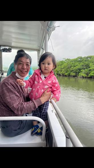 西表岛是仅次于冲绳本岛的第二大岛屿。
地处冲绳本岛西南大约450公里,从冲绳本岛乘坐飞机约1个小时航程的八重山群岛。以石垣岛为中心,由波照见岛、鸠间岛和由布群岛等岛屿构成,是冲绳最南端的群岛。
尤其是西表岛和那国岛,在全球都享有很高的知名度。西表岛被茂密的原始丛林所覆盖,是许多稀有动植物的乐园,而有着“海底遗迹”之称的那国岛,则以它神秘莫测的海底地貌而闻名遐迩。
另外,在其他的离岛上,还能看到许多冲绳传统风格的民居建筑。这些岛屿至今都完好地保留着古老的传统,并一直传承至今。在八重山群岛度过的时光不同于日本本土和冲绳本岛,悠然而缓慢。
#旅行 #vlog日常 #日本 #西表島#沖縄