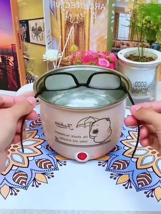 眼镜党必备的清洁湿巾,不仅清洁,还能保护镜片不被刮伤,墨镜、手机平板都能用,随身带两片很方便 #眼镜湿巾 #眼镜#学生党必备 #眼镜店 #眼镜清洁湿巾