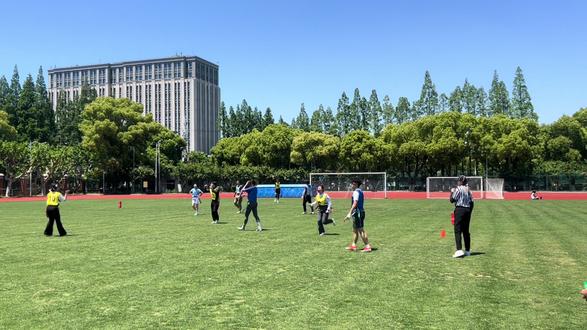 2026.5.9小记 🏈☀️
遗憾的是我们“58同城队”止步于12强了,其实对大家来说已经很棒了,大家曾经都是各个专项的运动员,因为班超聚在了一起,大家都是第一次接触橄榄球,也没经过专业的指导和训练,一路莽莽撞撞的打进第四轮,开心的是对我这个个人项目的学生而言是一次全新的体验,感受到了团体项目的乐趣与魅力。
感谢上海体育大学给大家提供这么一次比赛交流的平台,感谢“58同城队”的每一位成员共同创造了一段美好的经历。
借用崔老爷子一句话:“拳法可以弱,争胜之势可以输,唯独一身拳意,绝不可退!”
我们都是最棒的👍
#上海体育大学#户外运动 #橄榄球 #班超 #剑来