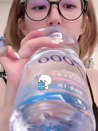 赵露思:天塌了 矿泉水买没了!爱喝水的小女孩一枚#多喝水 #赵露思同款 #夏日必备