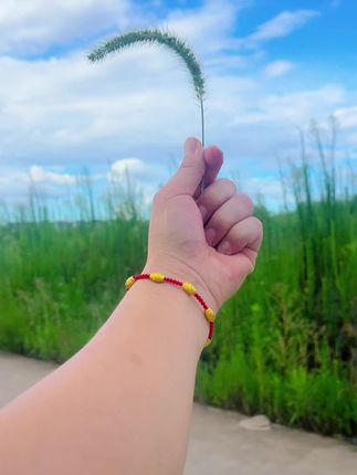 红绳绕腕,珠转时来,戴的是仪式感,盼的是好运气,一条手链送两个转运珠戒指#时来运转 #纯手工编绳 #手串