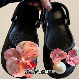 谁懂啊!洞洞鞋秒变芭蕾风的秘密✨ 重工流光的芭蕾鞋鞋花来啦!给你的洞洞鞋加点优雅小心机,时尚又可爱~不含鞋子哦!#洞洞鞋 #好物推荐 #鞋扣 #夏季穿搭 #手工diy
