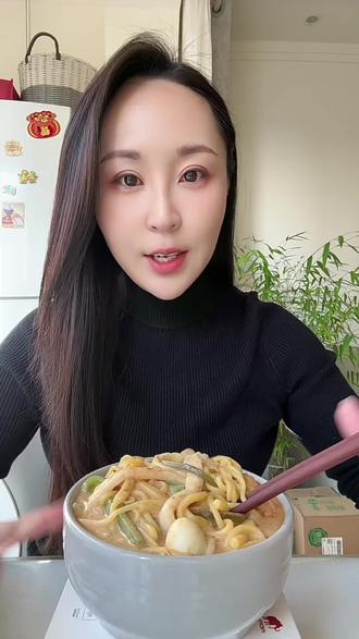 网上的配方还是可以一试的呢,好吃😋#吃饱再减肥爱在一日三餐里 #美食 #刘文祥麻辣烫 #麻辣烫#爱吃食物的女孩子