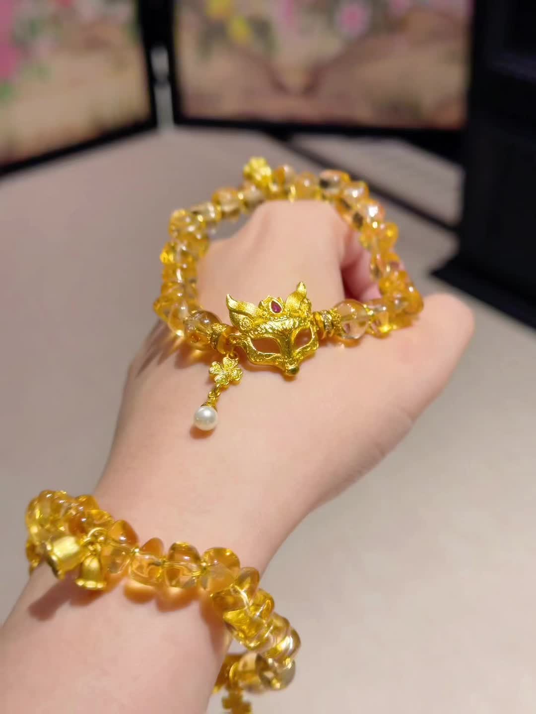 哦莫!!这就是小狐狸的魅惑感吗 🦊 “红颜倾国动乾坤”挡不住这富贵的美丽啊!#黄水晶 #手串 #天然水晶#灵焱珠宝