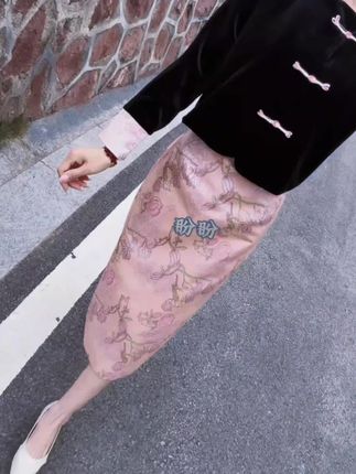 人们伤心,不是因为爱情结束了,而是因为当一切都结束了,爱还在。#新中式国风穿搭