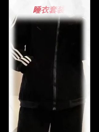 冬天到了,快来试试我们家这件海豚绒家居服吧!它是这种简约的设计,非常好看,而且它的面料是软乎乎的,穿上感觉很舒服,让你在家也能轻松享受舒适时光。不仅如此,它还采用了针织工艺,让整件衣服看起来更有质感,摸起来也更加柔软,特别适合喜欢宅在家的小姐姐们!#情侣款加绒睡衣 #可外穿睡衣 #情侣款睡衣 #可外穿居家服 #加绒睡衣情侣装