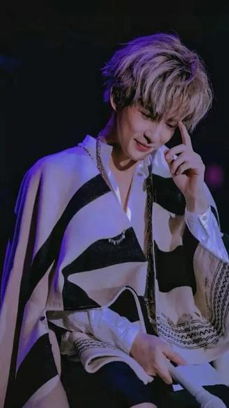 #上热门🔥 #抖加小助手 #绅士#薛之谦
救命!这氛围感直接拉满!
灯光下的侧颜杀,谁能不爱?