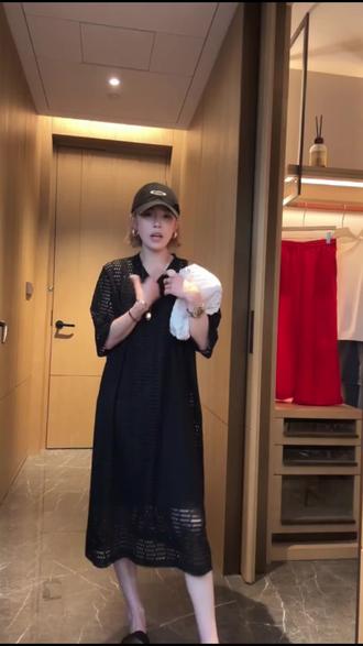 夏天怕热又怕露的姐妹看过来!这套镂空罩衫+吊带裙两件套太懂女生了~罩衫轻薄透气,镂空设计温柔又精致,防晒还遮肉!内搭吊带裙简约百搭,单穿叠穿都好看。一整套省心搭配,出门不用想穿搭,高矮胖瘦都能驾驭#显瘦穿搭 #时尚穿搭 #气质穿搭 #高级感穿搭 #遮肉显瘦