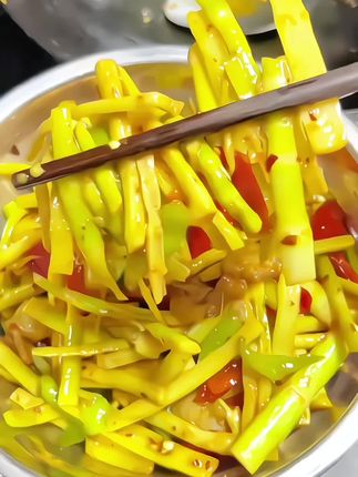 最喜欢吃的菜,就是笋尖炒肉;这个是真的笋尖炒肉哦!#下饭菜 #家常菜 #笋尖炒肉 #妈呀太香了 #太好吃了