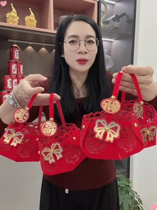 即将搬新家的朋友们,记得准备几个这样的乔迁之喜手提篮,把家里收拾得干干净净,然后把它摆在客厅里,不仅好看,还特别有意义。它做工精致,拎起来很轻便,不管是用来放水果、零食还是作为摆件都很合适,放在新家里既能增添喜庆的氛围,又能彰显主人的品味。#福到我家 #五福临门 #家居好物 #喜庆用品 #好物推荐🔥 @巨量千川
