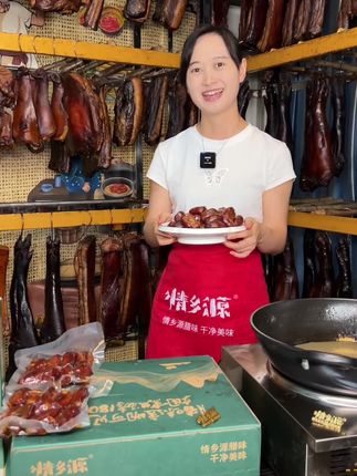 烟熏排骨香肠,还是家乡的味道,有喜欢啃排骨香肠的吗!#腊猪脚 #农家烟熏腊肉