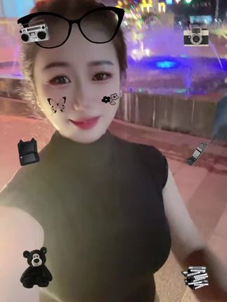 女孩子蕞美的样子: 不是相夫教子,不是素面朝天 不是老实听话,不是乖巧省钱 而是你可以靠自己过上更好的生活