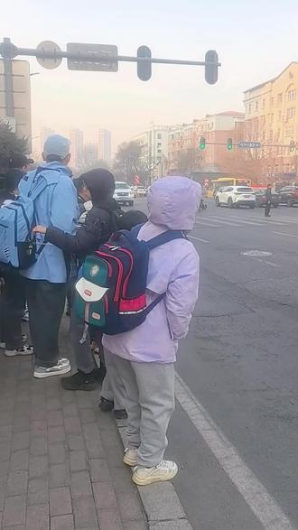 校车恢复正常了,对于在德强上学离得远的娃来说就是福音。