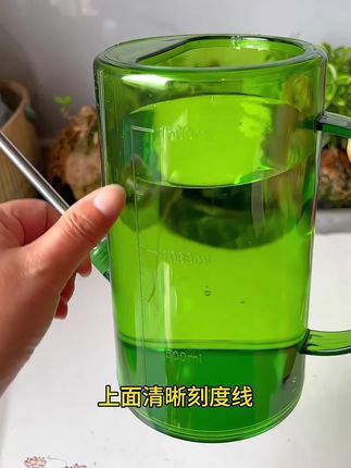 这就是我一直在找的长嘴浇花壶,它有长长的壶嘴,可以直接伸到植物根部,太好用了。 #长嘴壶 #浇水小妙招 #浇花壶 #长嘴浇水壶 #浇水