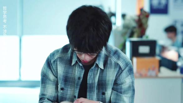 《年少有为》裴谦的错位创业 裴谦的创业史,就是一部大型的“人间错位”喜剧。他所有的“反向操作”,无意中暗合了老子“反者道之动”的顶级智慧:当你拼命奔向失败,成功总会在终点一把抱住你。#裴谦的创业史 #年少有为