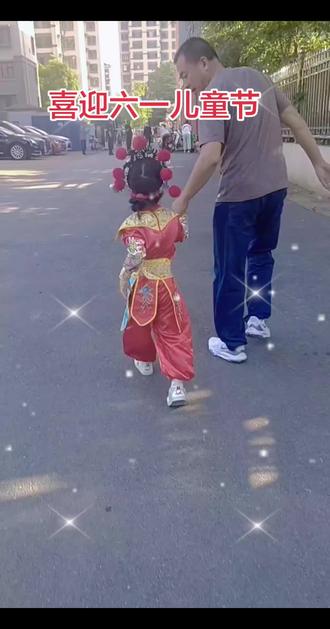 凌晨五点半的晨光☀️,是属于六一的仪式感
化妆、梳头、穿戏服,早饭都没吃,全家总动员😘
见证我的小宝贝从懵懂到绽放的瞬间。
舞台上的你,自信又闪亮🇨🇳,
演出圆满落幕,未来继续发光吧🌟
#说唱脸谱#六一儿童节快乐🌻 #幼儿园演出