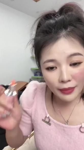颜颜给大家推荐的这个胡萝卜素变色唇膏真的太好了,它不仅能够提亮气色,而且还不沾杯不掉色,用起来很滋润还特别自然。它是根据我们的体温来温感变色的,每个人都会有不一样的专属颜色#女生必备口红推荐 #胡萝卜素变色润唇膏 #不沾杯不掉色