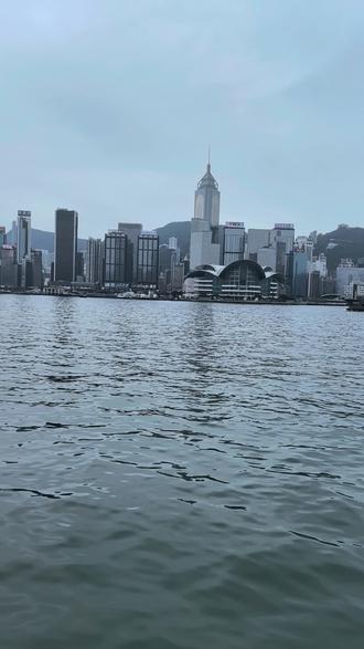 这是站在香港的星光大道上拍的,旁边这女神像是香港电影金像奖女神铜像,位于星光大道的入口处#旅行推荐官