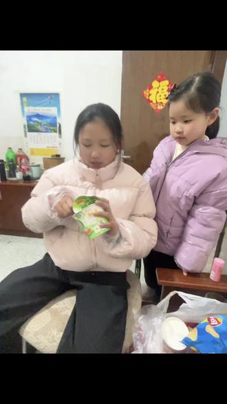 小宝:我和姐姐为什么要相差6岁这么多?
妈妈:因为你来得晚呀!
小宝:妈妈,你是怎么把我生出来的?
妈妈:因为你来找妈妈了,妈妈就把你生出来呀!
小宝:我真的很幸福能找到你当我的妈妈!
妈妈:是呀,妈妈也很高兴你能当我女儿!
小宝:妈妈,诺诺好爱你!听说我是小蝌蚪过来的,那是你把我装进药丸里然后吃到肚子里,然后生出来的吗?
妈妈:(这天瞬间聊不下去了......)等你再大一点,课本上会学到的!
小宝:好的,妈妈!对了,妈妈,人真的有下辈子吗?
妈妈:你相信就会有。
小宝:那下辈子我还要当你的女儿,因为我喜欢当你女儿。或者我当你的妈妈,我也好好爱你,可以吗?
妈妈:好的,下辈子你当我妈妈的话,你好好爱我,我也好好爱你!
依希记得大宝小时候也是这样的,喜欢随时表达爱,随时问各种问题。但现在长大了,就会内敛很多!所以要珍惜小宝现在每一段的成长时光!
作为妈妈,真的很庆幸自己有的这两个宝贝,当母女也是需要缘分的,妈妈很珍惜,也会一直爱你们!#有你们在身边,去哪都很甜 #陪你们长大陪你们看世界