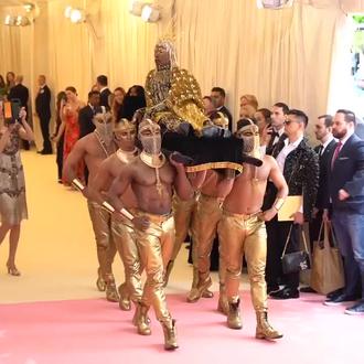 经典回顾👀 billy porter化身埃及国王被肌肉男八抬大轿进入met gala👸