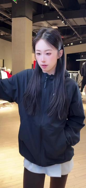 酷女孩的春天,从一件纯黑软壳开始。🖤
Nike26新款,不讨好、不迎合,只取悦自己。
软壳的温柔包裹着内心的强大,防风防雨也防是非。
男女同款又怎样?我穿是我的态度。
做自己的女王,气场两米八。
#暗黑系穿搭 #酷女孩 #Nike #飒 #独立女性